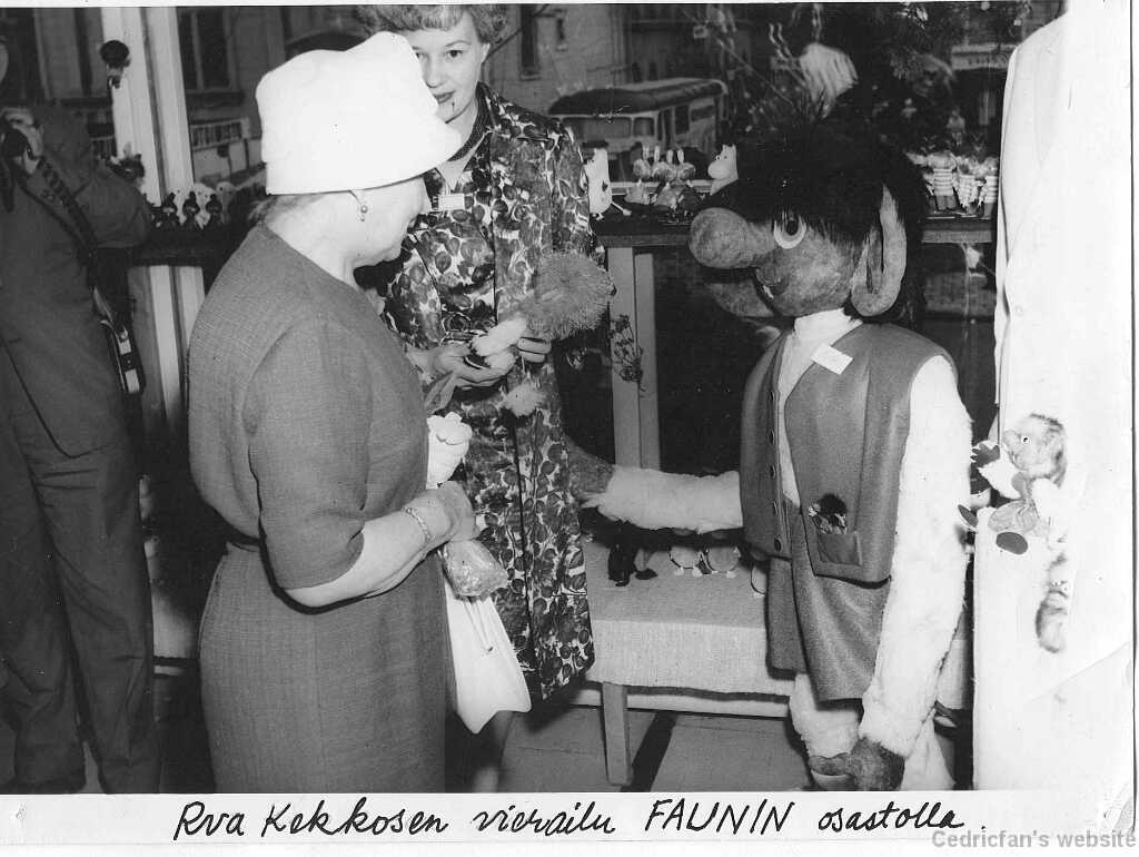 Rva_KEKKONEN_Faunin_osastolla__Helsingin_Messuilla_1960-alkuvuos