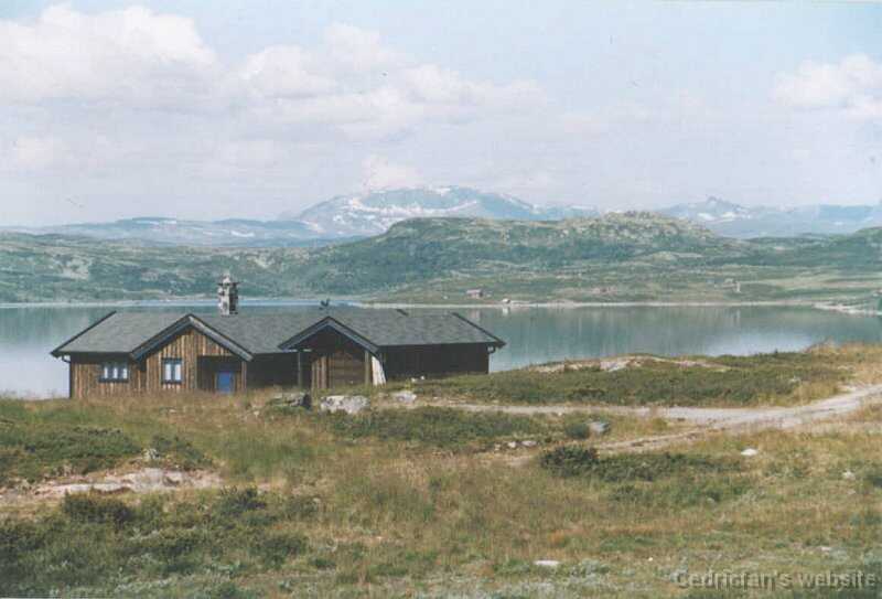 augNorwayLakeHouse