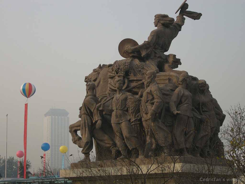 L1000405_Statues