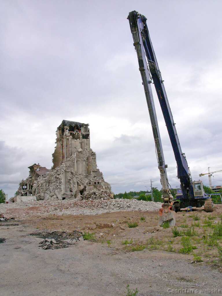 L1040892
