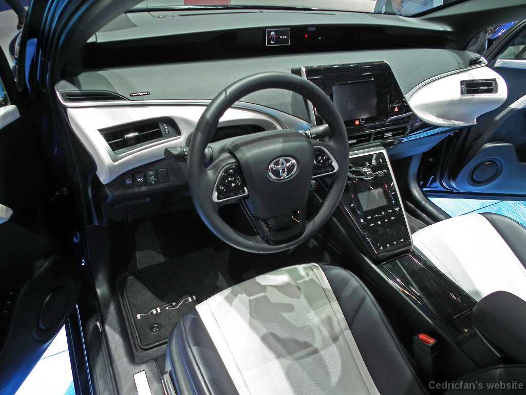 ToyotaMiraiDash (2)